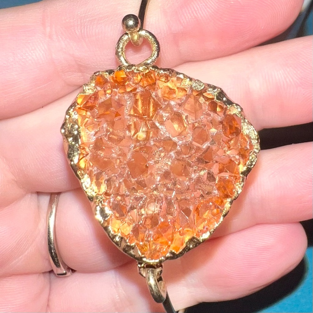 ✨ Gold-Toned Bangle bracelet EUC with faux rose/blush druzy quartz by A.New.Day - Picture 4 of 5